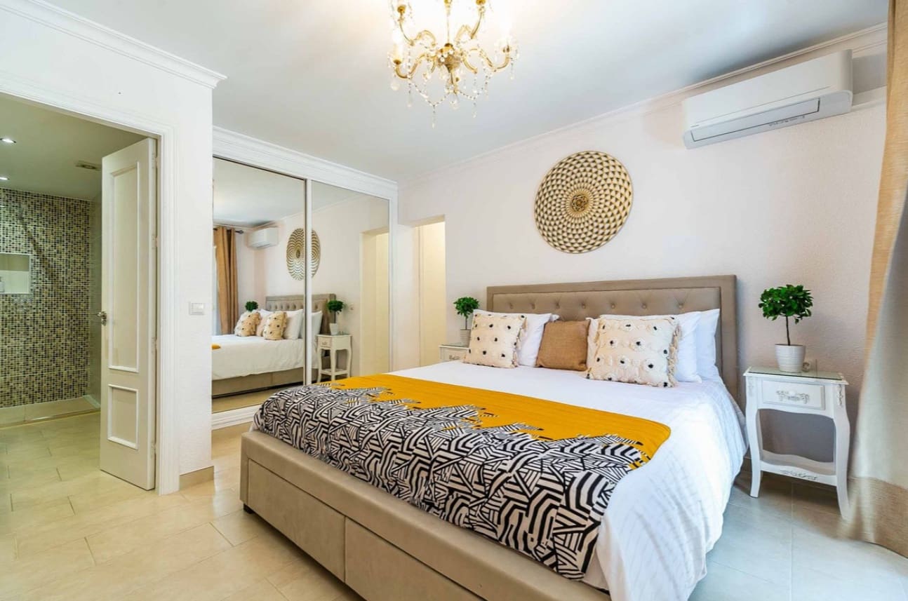 4 bedroom Villa for sale in Benalmadena with pool - € 995,000 (Ref: 9616479)