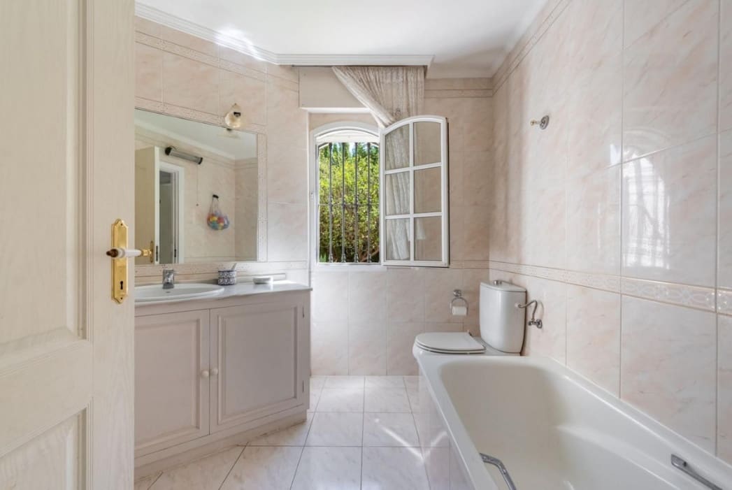 8 Zimmer Villa zu verkaufen in Marbella mit Pool Garage - 2.100.000 € (Ref: 9616480)