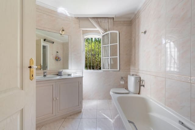 8 Zimmer Villa zu verkaufen in Marbella mit Pool Garage - 2.100.000 € (Ref: 9616480)