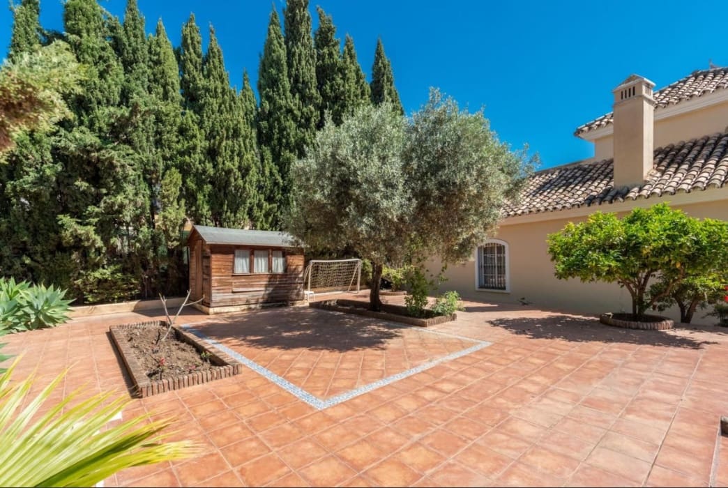 8 Zimmer Villa zu verkaufen in Marbella mit Pool Garage - 2.100.000 € (Ref: 9616480)