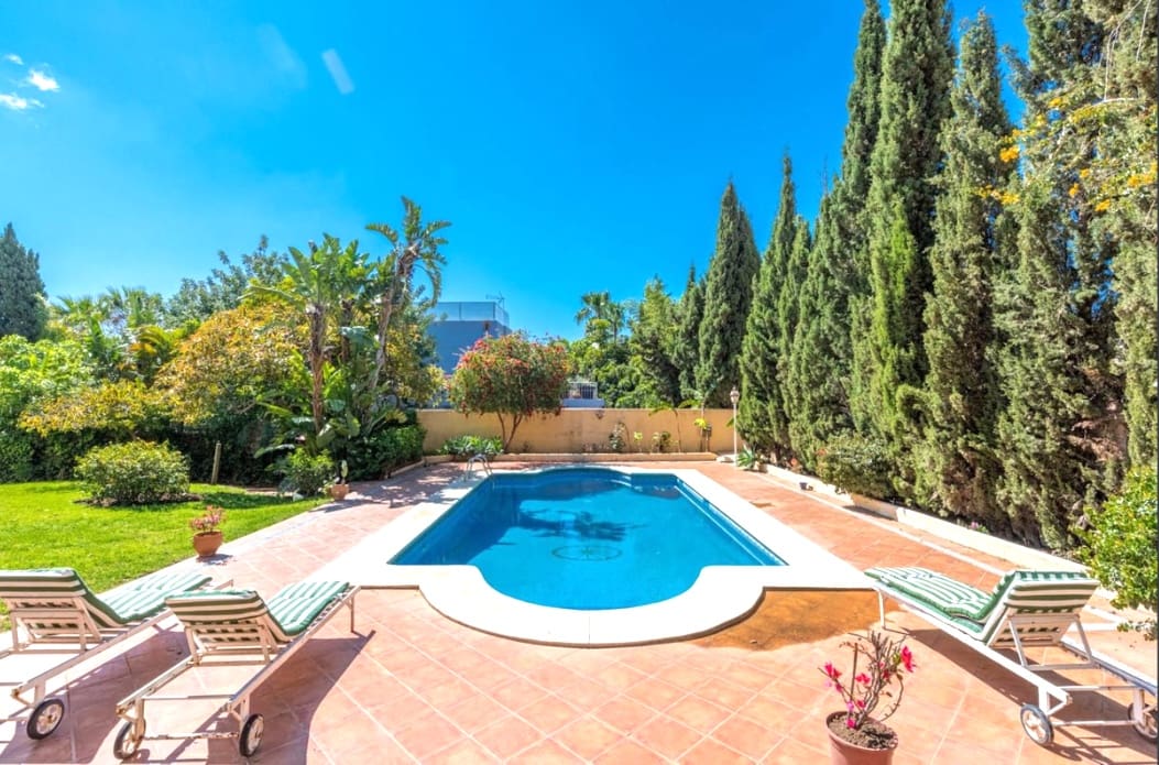 8 Zimmer Villa zu verkaufen in Marbella mit Pool Garage - 2.100.000 € (Ref: 9616480)