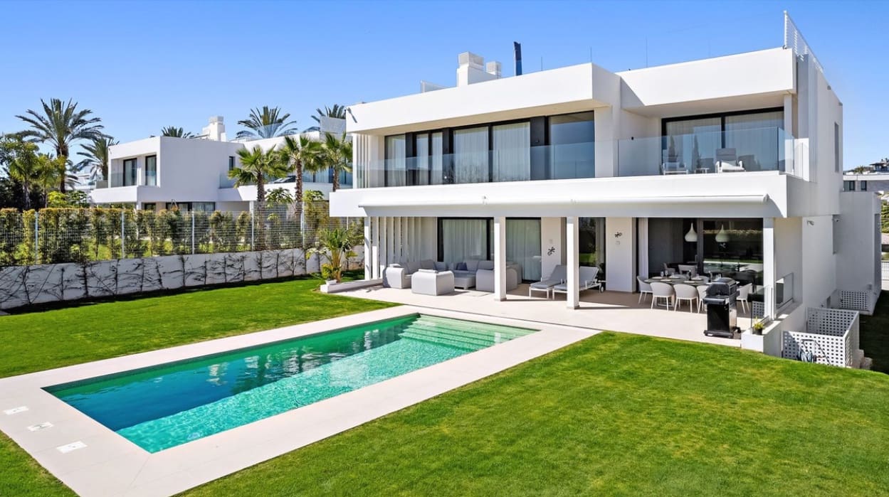 5 soverom Villa til salgs i Estepona med svømmebasseng garasje - € 2 350 000 (Ref: 9616483)