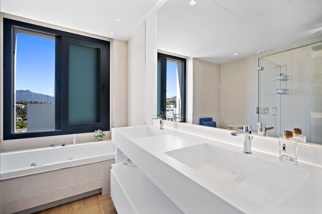 5 soverom Villa til salgs i Estepona med svømmebasseng garasje - € 2 350 000 (Ref: 9616483)