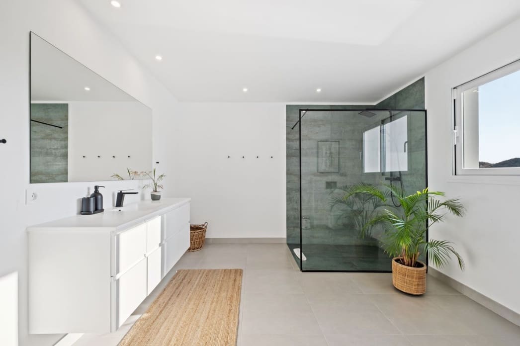 6 bedroom Villa for sale in La Cala de Mijas with pool garage - € 1,390,000 (Ref: 9616489)