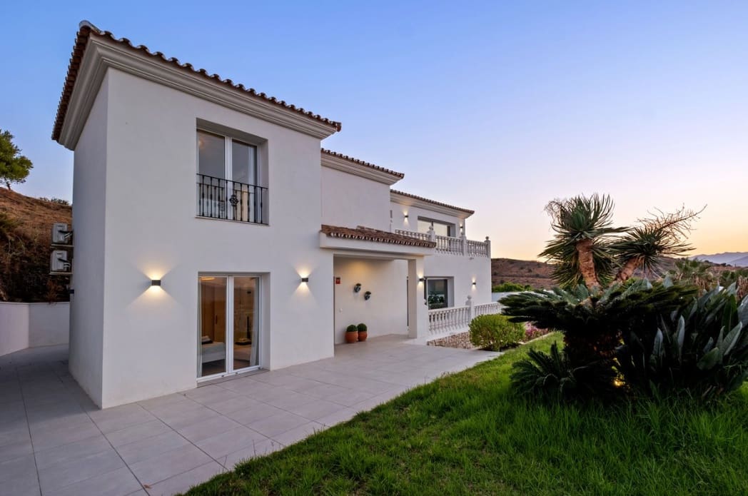 6 bedroom Villa for sale in La Cala de Mijas with pool garage - € 1,390,000 (Ref: 9616489)