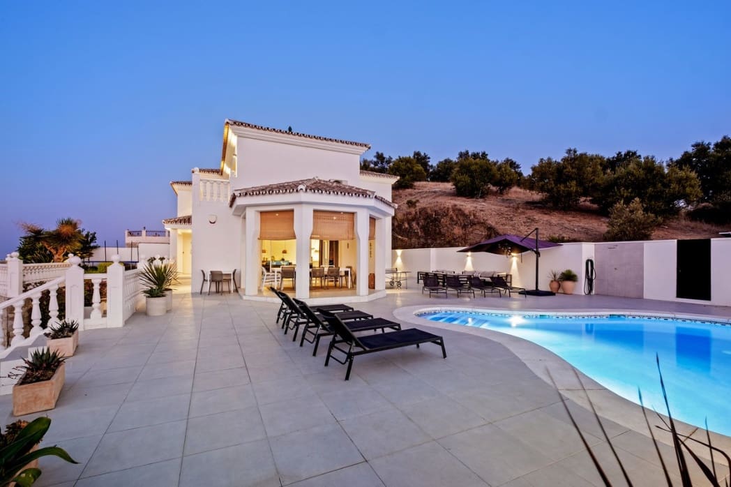 6 bedroom Villa for sale in La Cala de Mijas with pool garage - € 1,390,000 (Ref: 9616489)