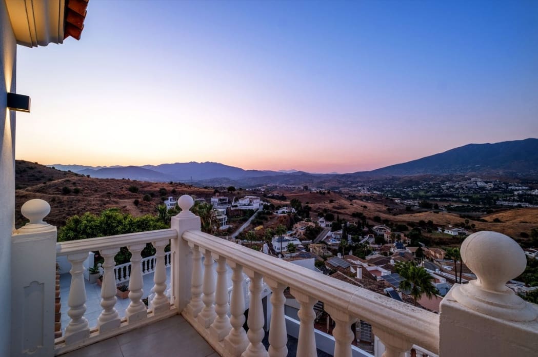 6 bedroom Villa for sale in La Cala de Mijas with pool garage - € 1,390,000 (Ref: 9616489)