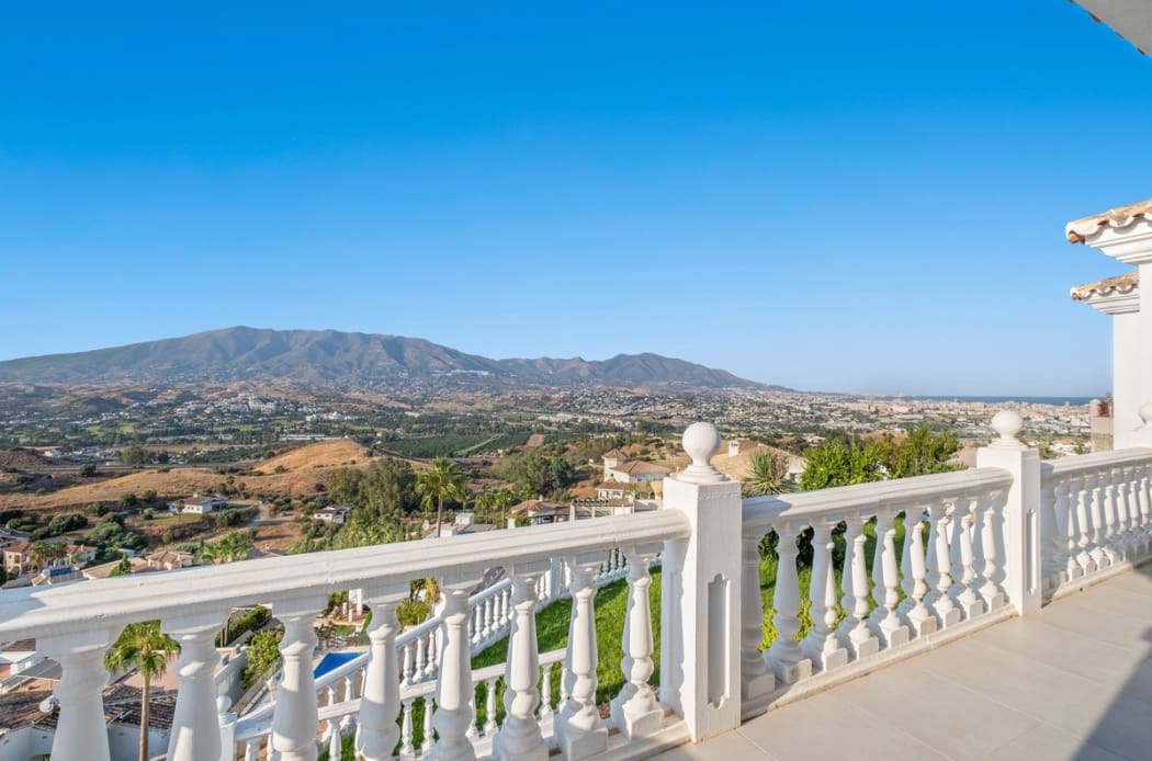 6 bedroom Villa for sale in La Cala de Mijas with pool garage - € 1,390,000 (Ref: 9616489)