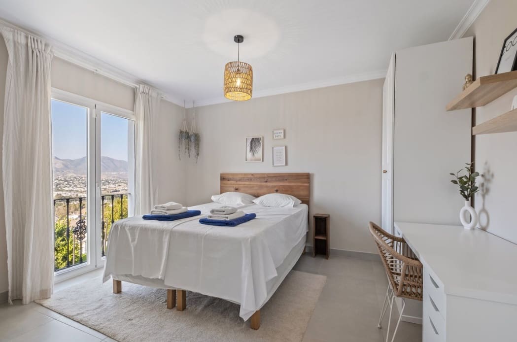 6 bedroom Villa for sale in La Cala de Mijas with pool garage - € 1,390,000 (Ref: 9616489)