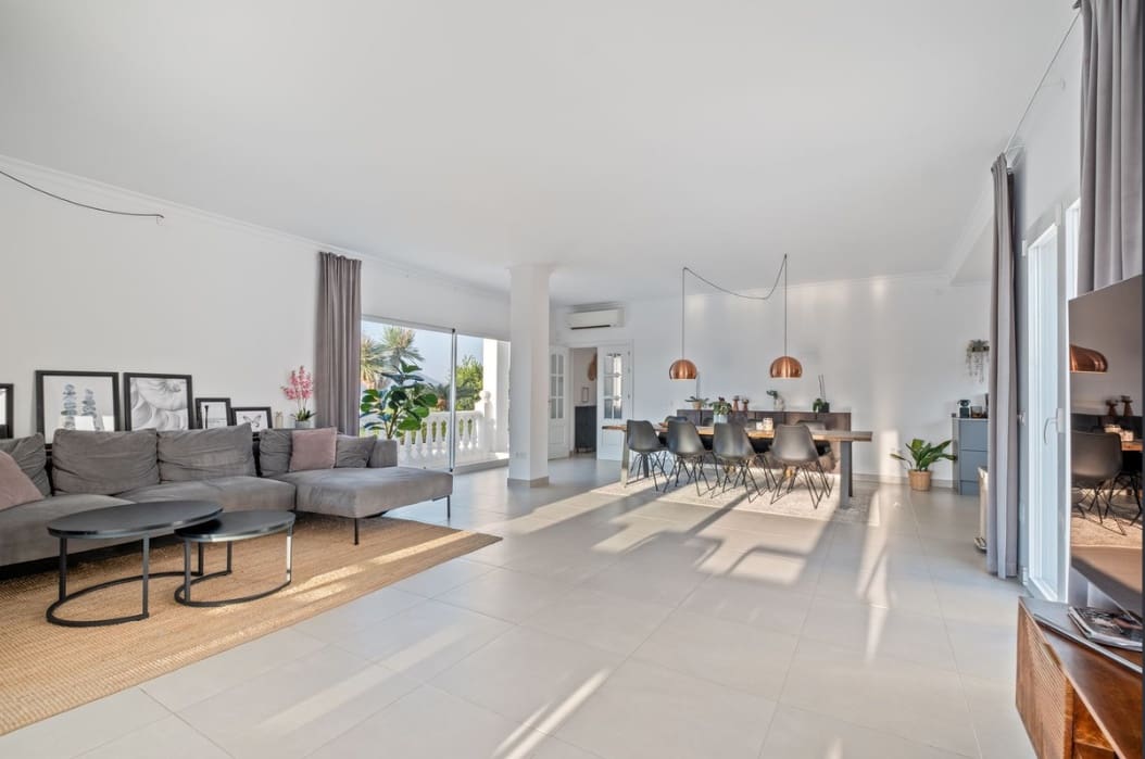 6 bedroom Villa for sale in La Cala de Mijas with pool garage - € 1,390,000 (Ref: 9616489)