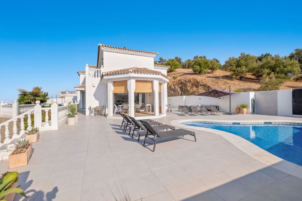 6 bedroom Villa for sale in La Cala de Mijas with pool garage - € 1,390,000 (Ref: 9616489)