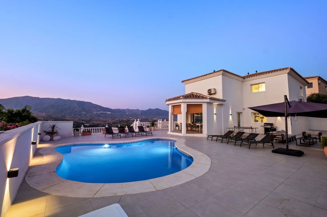 6 bedroom Villa for sale in La Cala de Mijas with pool garage - € 1,390,000 (Ref: 9616489)