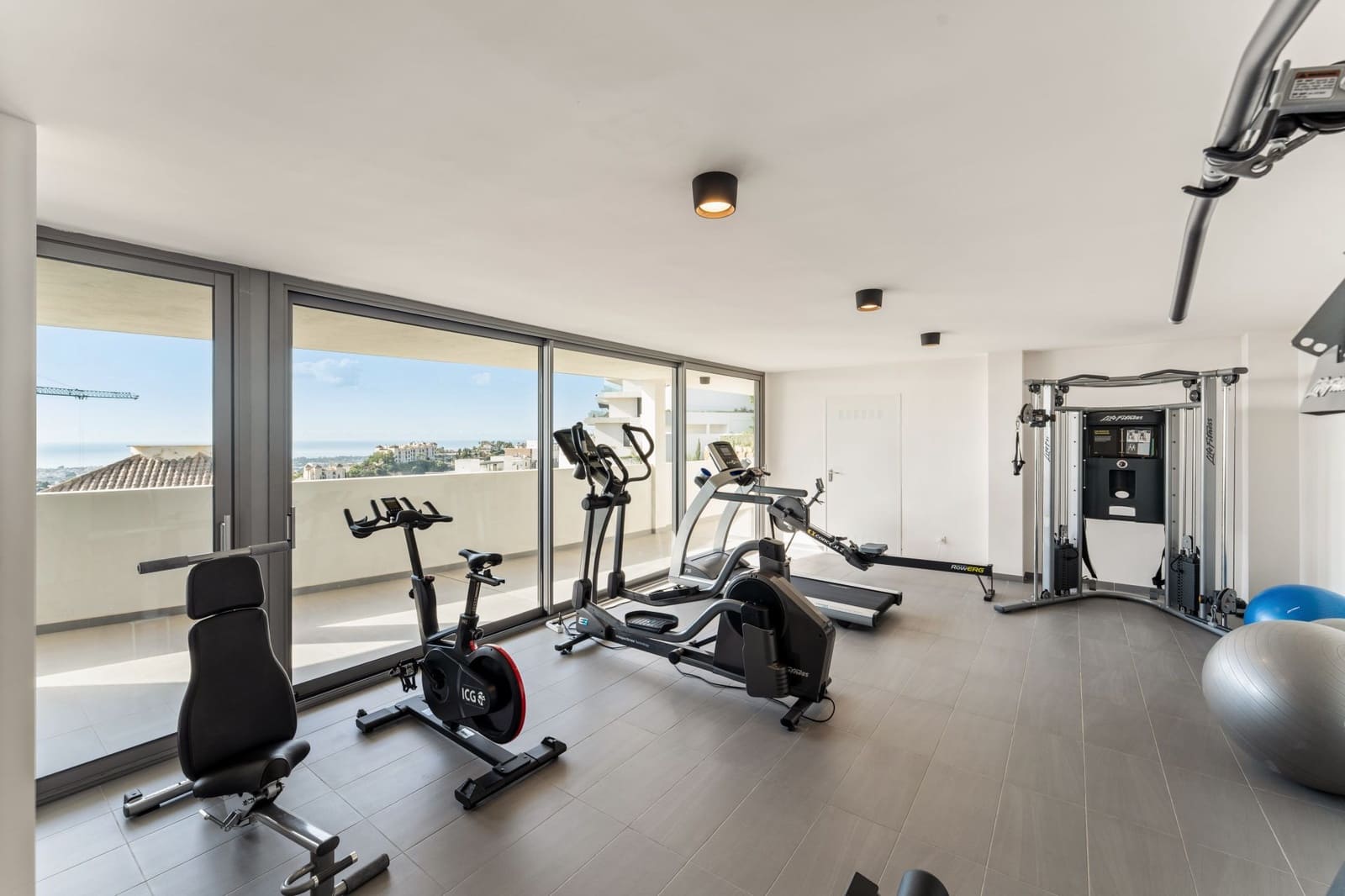 3 sypialnia Apartament na sprzedaż w Marbella z basenem garażem - 2 149 000 € (Ref: 9616501)