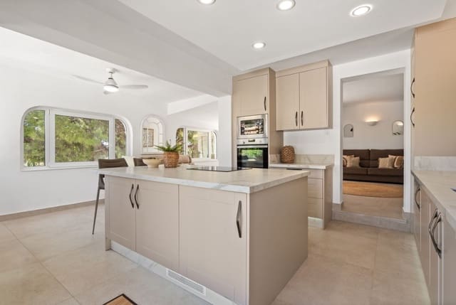 3 bedroom Villa for sale in Fuengirola with pool garage - € 1,275,000 (Ref: 9616504)