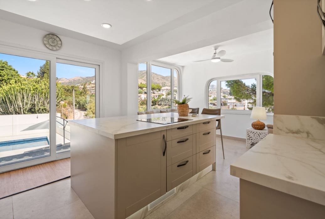 3 bedroom Villa for sale in Fuengirola with pool garage - € 1,275,000 (Ref: 9616504)