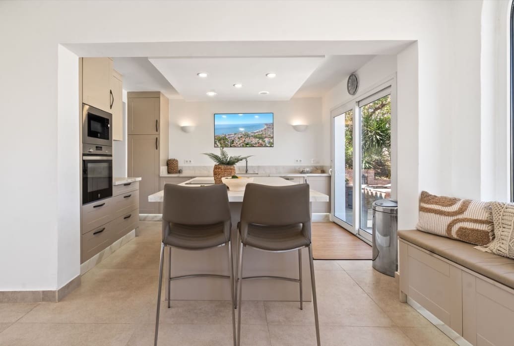 3 bedroom Villa for sale in Fuengirola with pool garage - € 1,275,000 (Ref: 9616504)