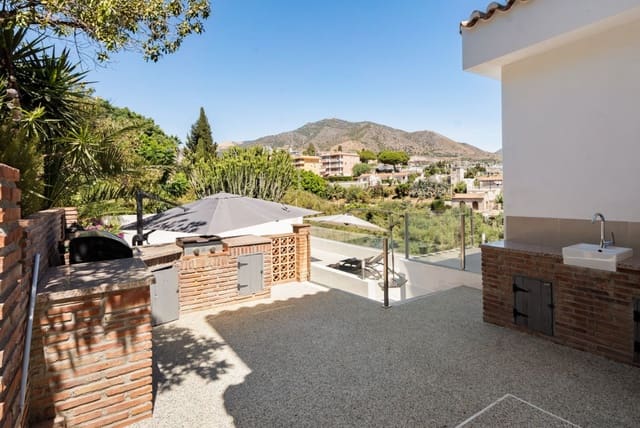 3 bedroom Villa for sale in Fuengirola with pool garage - € 1,275,000 (Ref: 9616504)