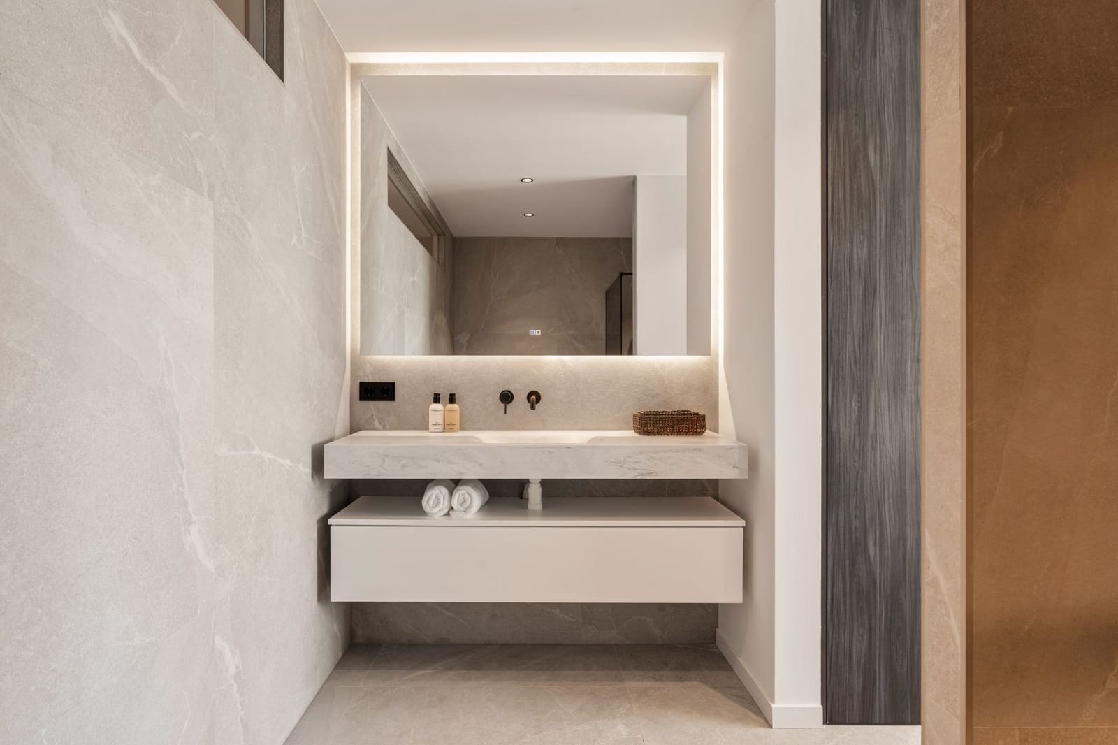 3 bedroom Apartment for sale in Benahavis with pool - € 1,350,000 (Ref: 9616509)