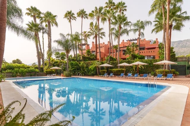 4 soveværelse Byhus til salg i Marbella med swimmingpool garage - € 2.150.000 (Ref: 9616513)
