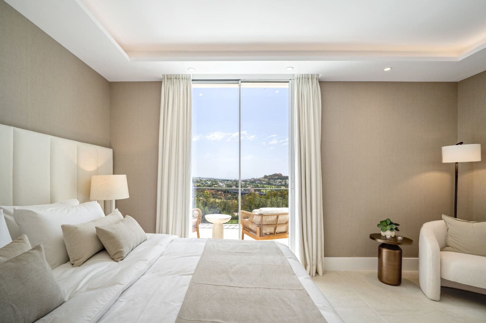 4 bedroom Townhouse for sale in La Quinta with pool garage - € 1,875,000 (Ref: 9616514)