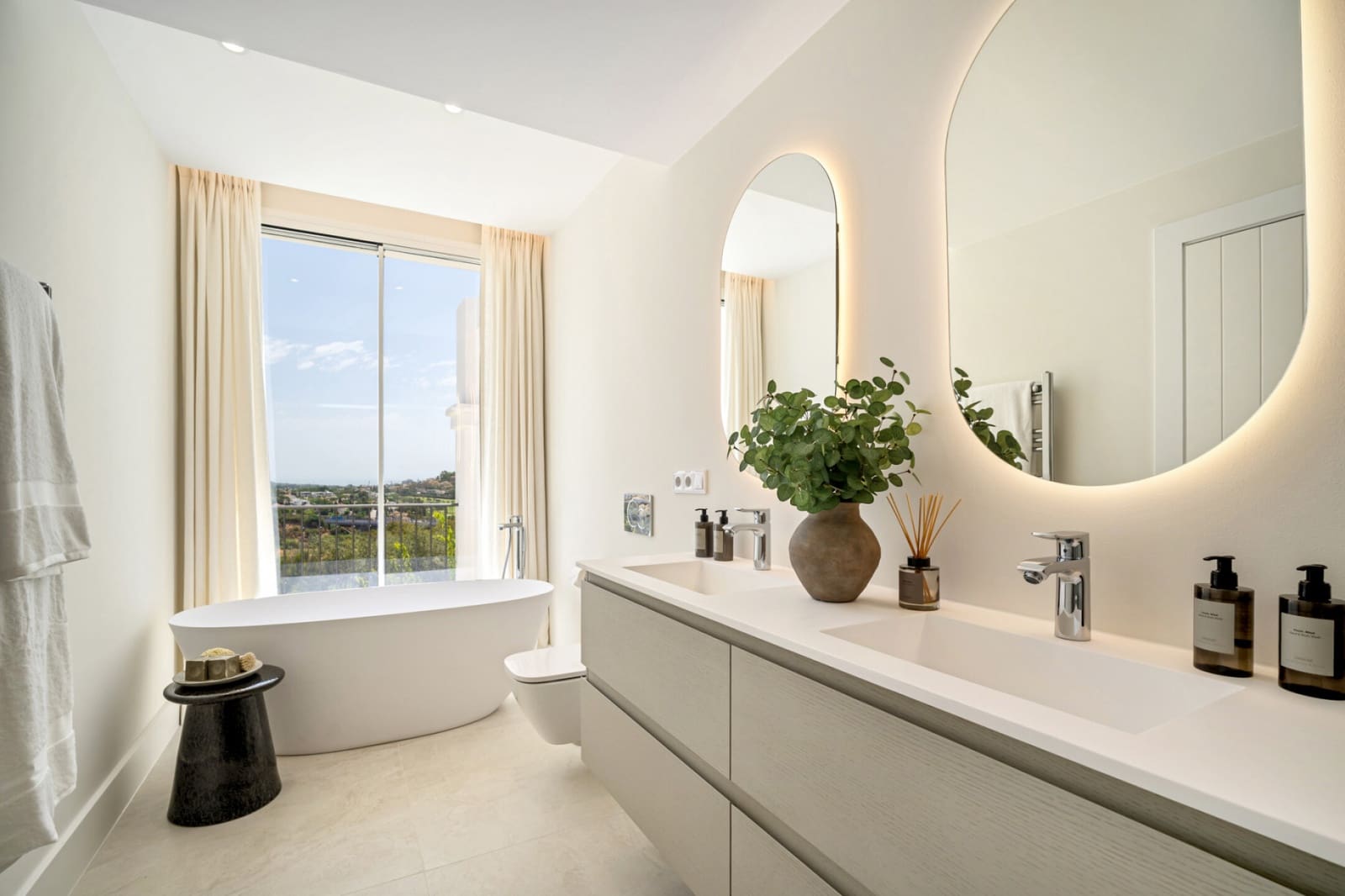 4 bedroom Townhouse for sale in La Quinta with pool garage - € 1,875,000 (Ref: 9616514)