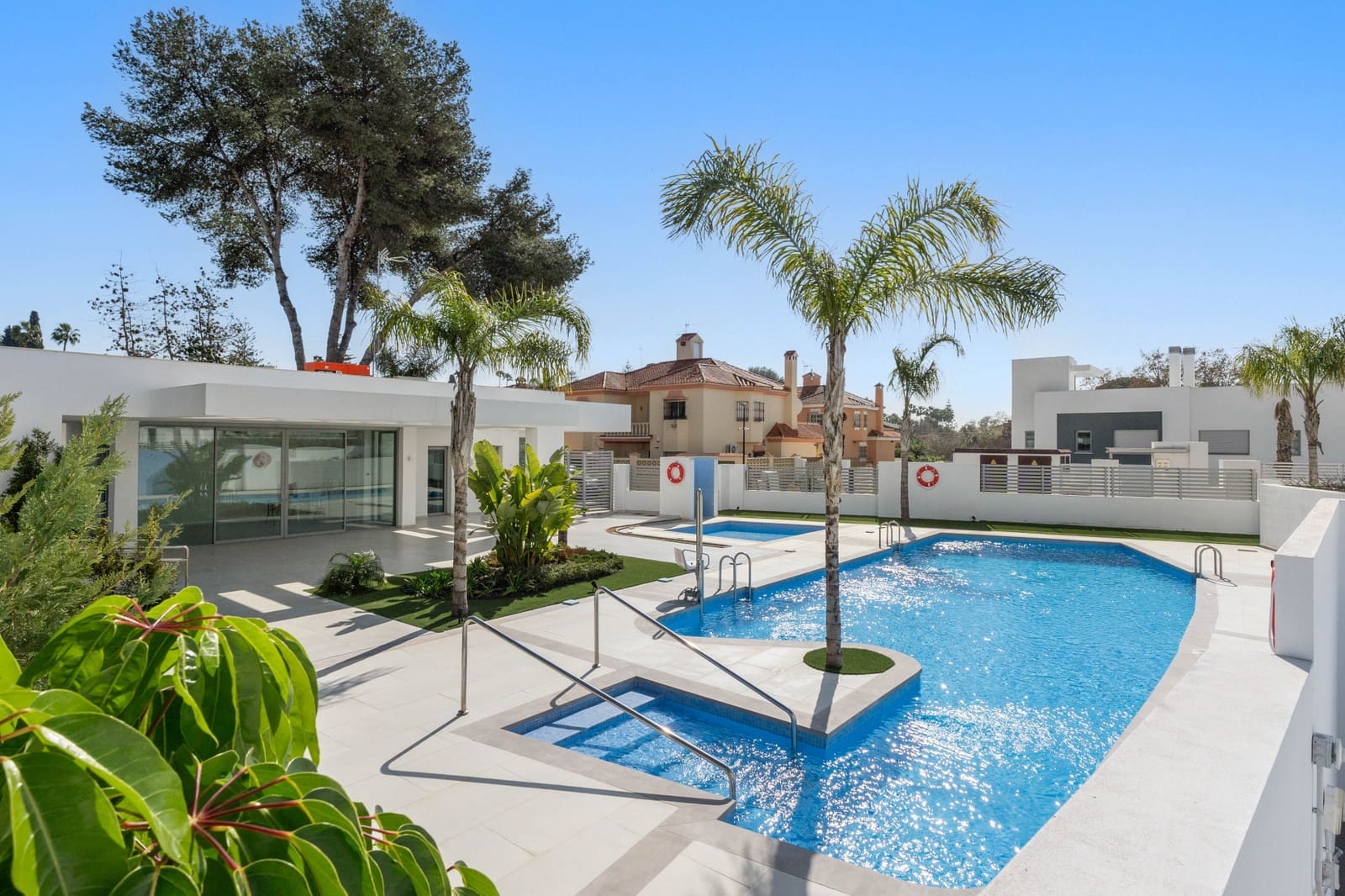 3 soveværelse Semi-Rækkehus til salg i Marbella med swimmingpool - € 1.295.000 (Ref: 9616521)