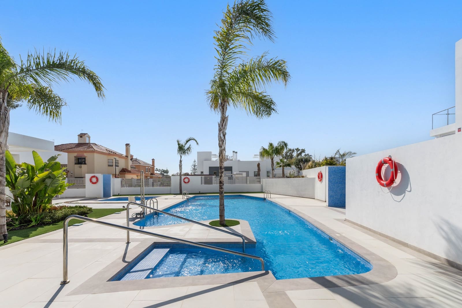 3 soveværelse Semi-Rækkehus til salg i Marbella med swimmingpool - € 1.295.000 (Ref: 9616521)