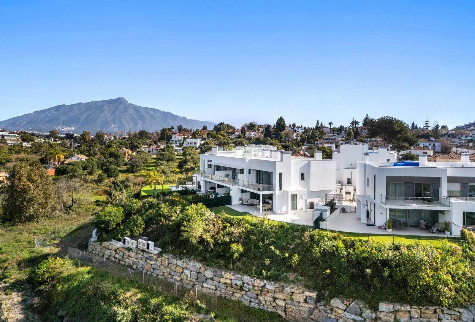 3 soveværelse Semi-Rækkehus til salg i Marbella med swimmingpool - € 1.295.000 (Ref: 9616521)