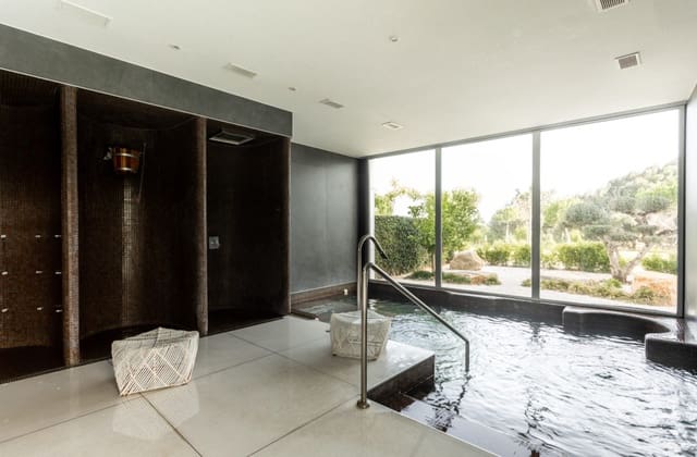 4 sypialnia Apartament na sprzedaż w Marbella z basenem garażem - 1 525 000 € (Ref: 9616527)