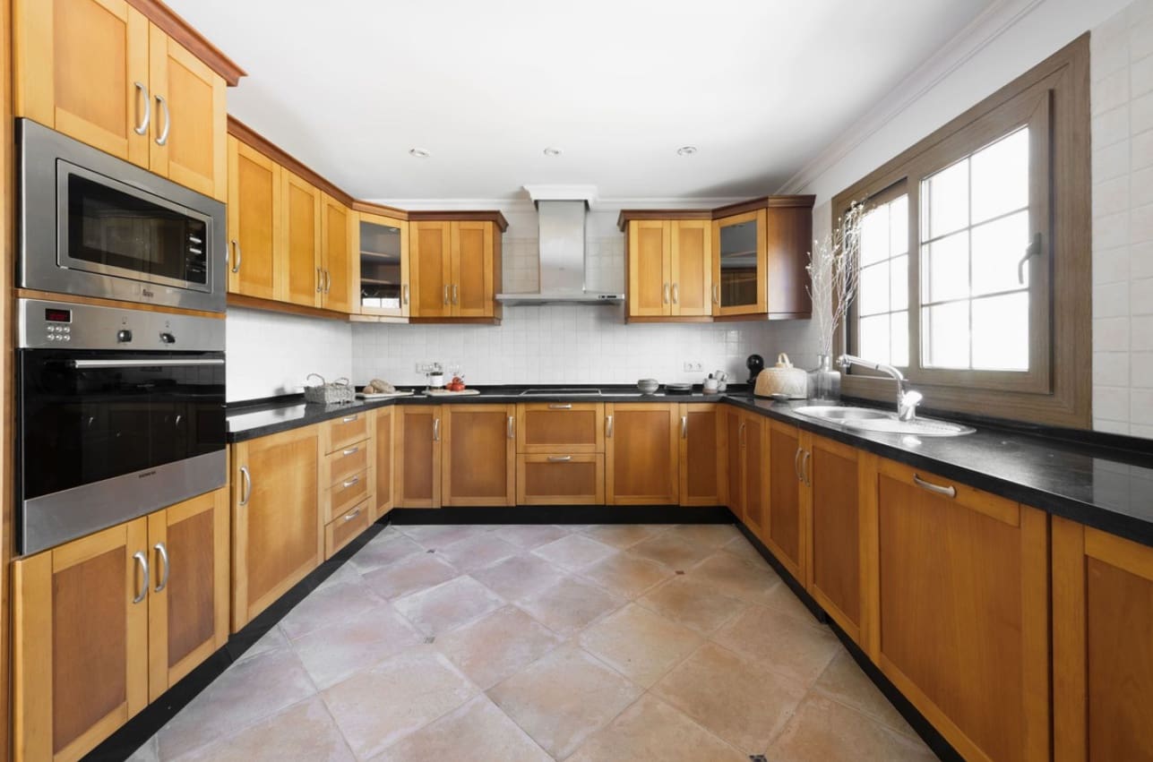 5 sypialnia Willa na sprzedaż w Marbella z basenem - 1 950 000 € (Ref: 9616530)