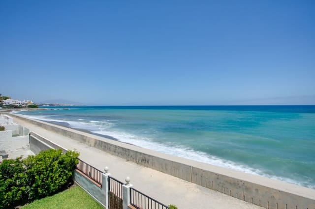 3 bedroom Villa for sale in Estepona with pool garage - € 1,200,000 (Ref: 9616536)