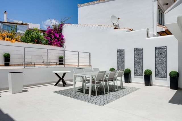 3 bedroom Villa for sale in Estepona with pool garage - € 1,200,000 (Ref: 9616536)