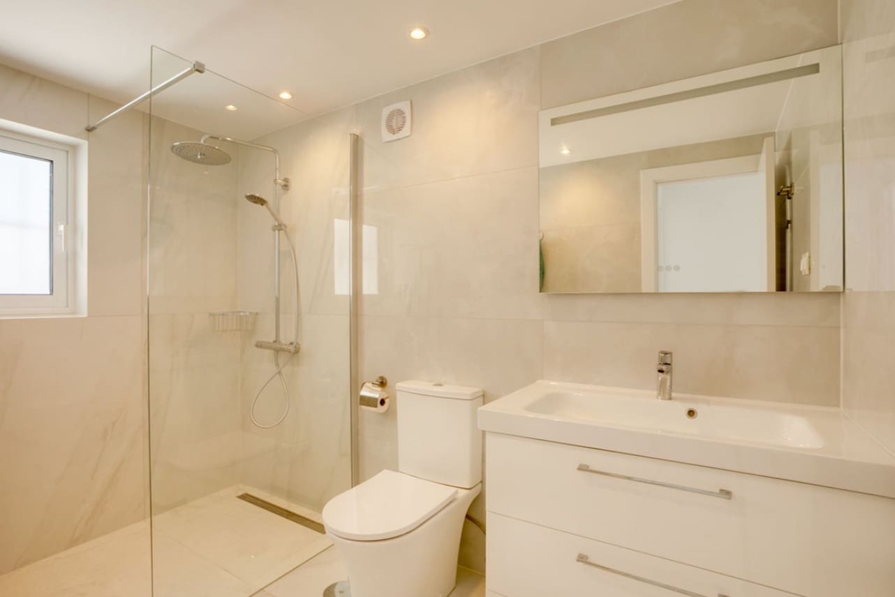 3 sypialnia Willa na sprzedaż w Estepona z basenem garażem - 1 200 000 € (Ref: 9616536)