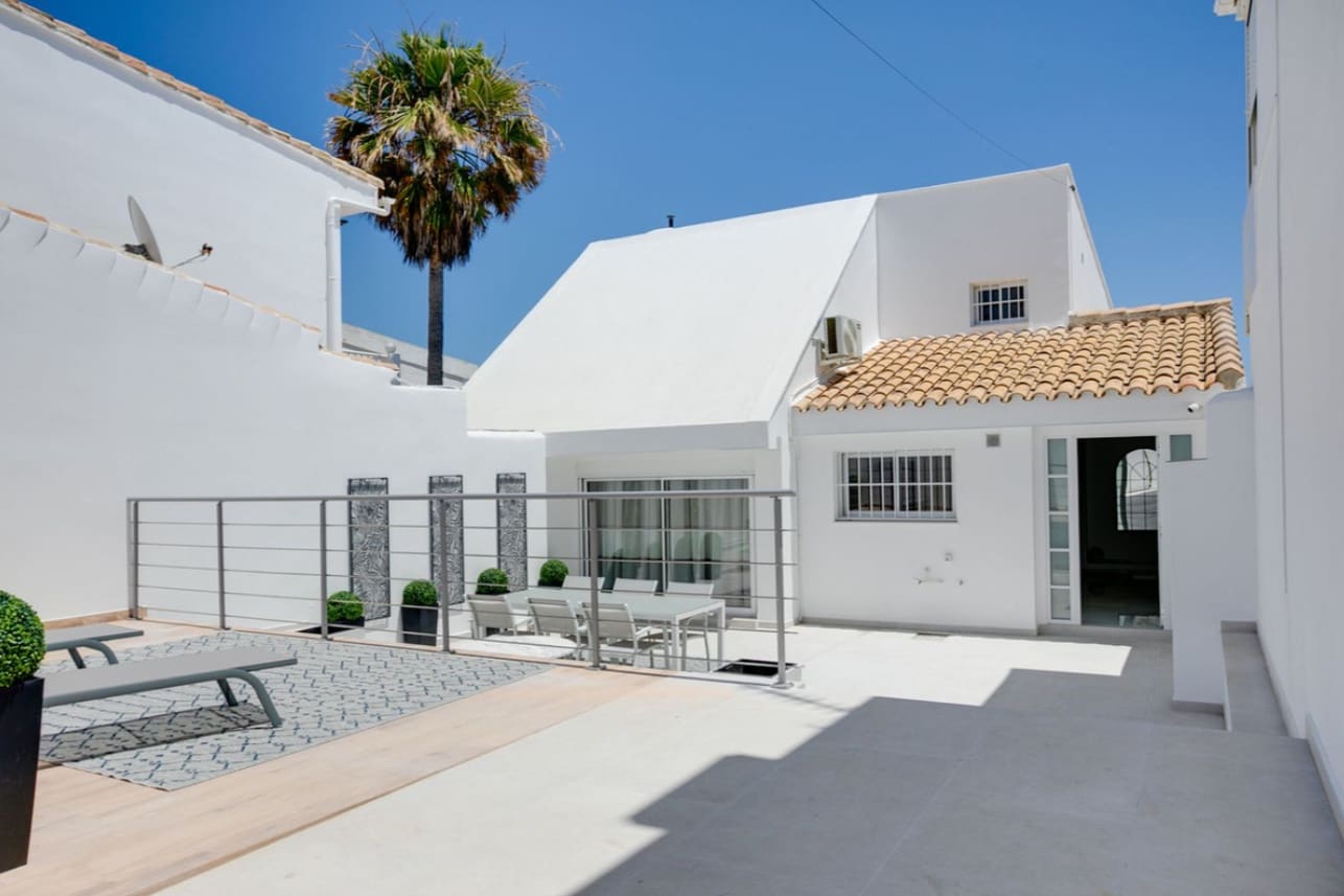 3 sypialnia Willa na sprzedaż w Estepona z basenem garażem - 1 200 000 € (Ref: 9616536)