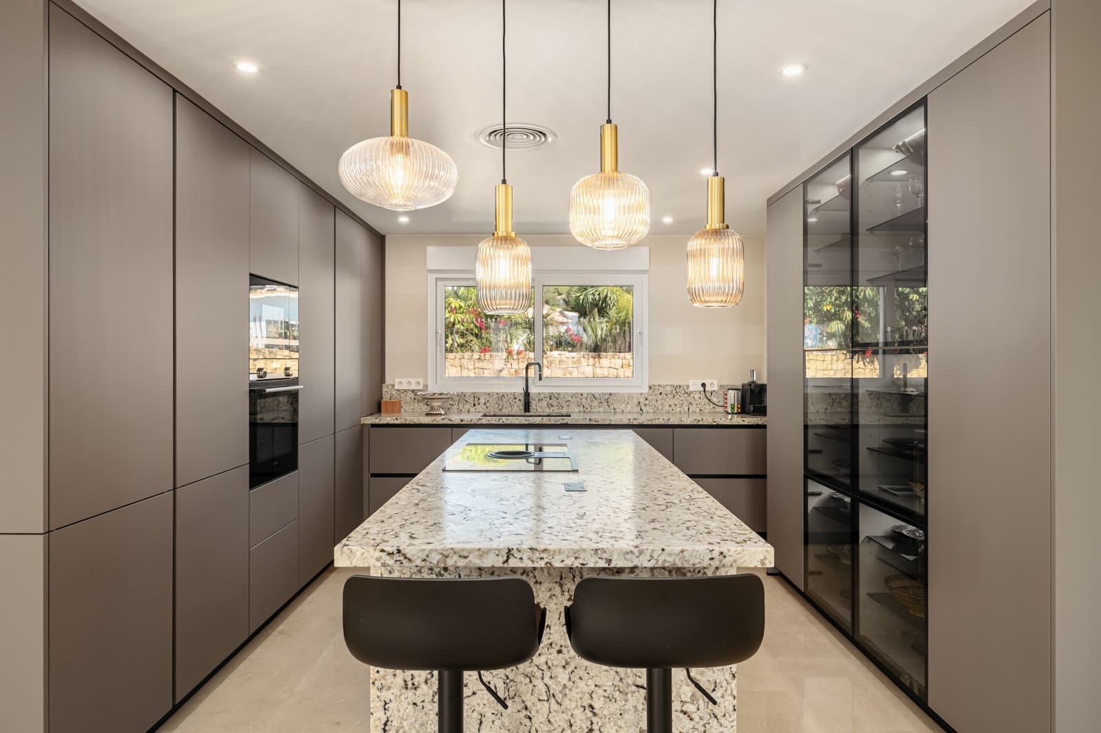 4 bedroom Villa for sale in Marbella with pool garage - € 2,050,000 (Ref: 9616545)