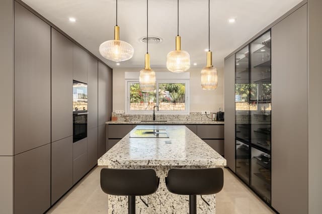 4 soveværelse Villa til salg i Marbella med swimmingpool garage - € 2.050.000 (Ref: 9616545)
