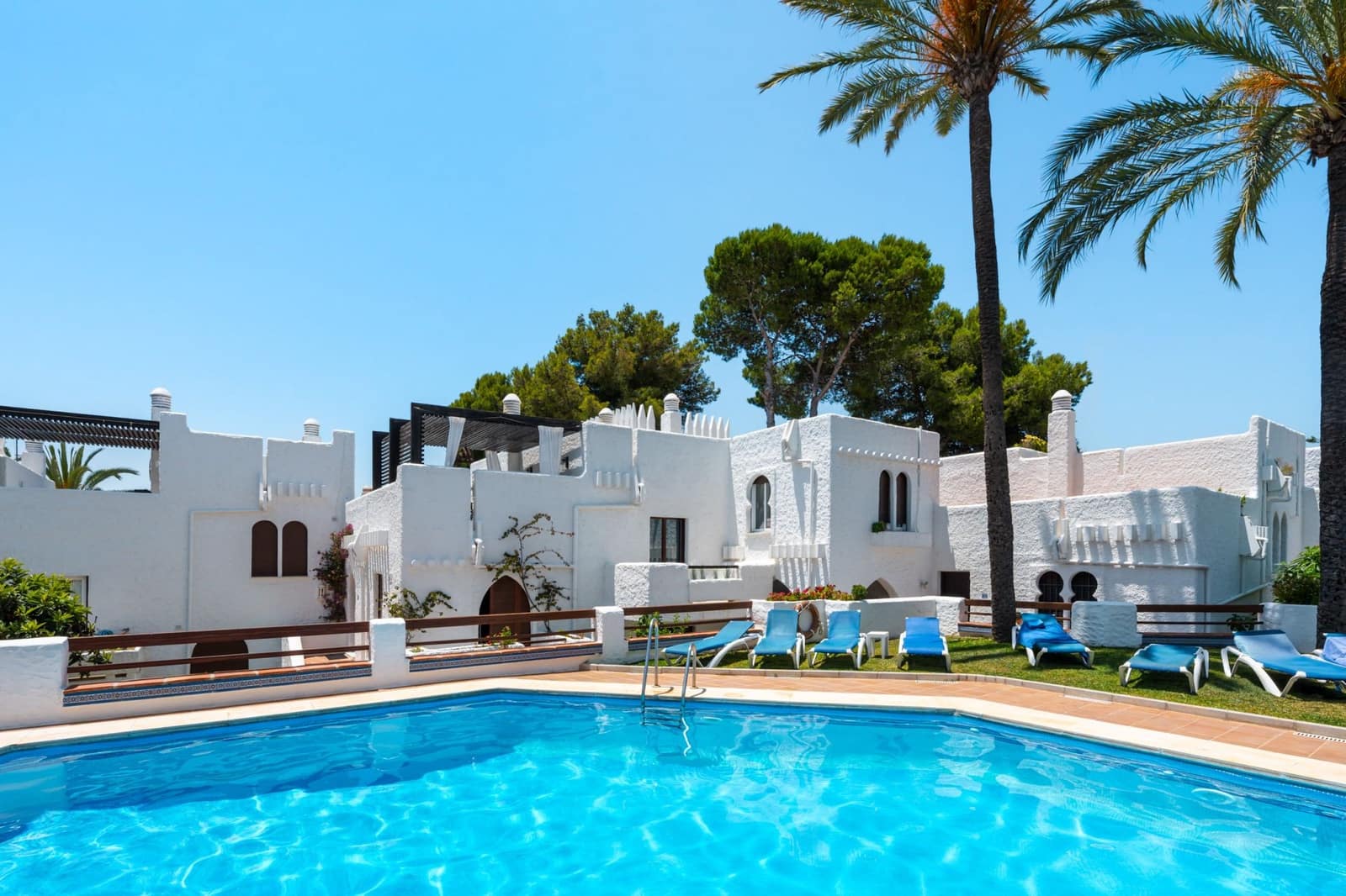 3 chambre Penthouse à vendre à Marbella avec piscine - 950 000 € (Ref: 9616547)