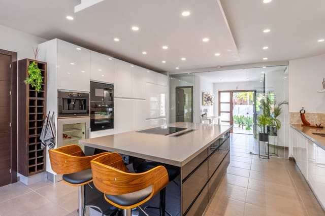 5 soveværelse Villa til salg i Marbella med swimmingpool - € 2.395.000 (Ref: 9616552)
