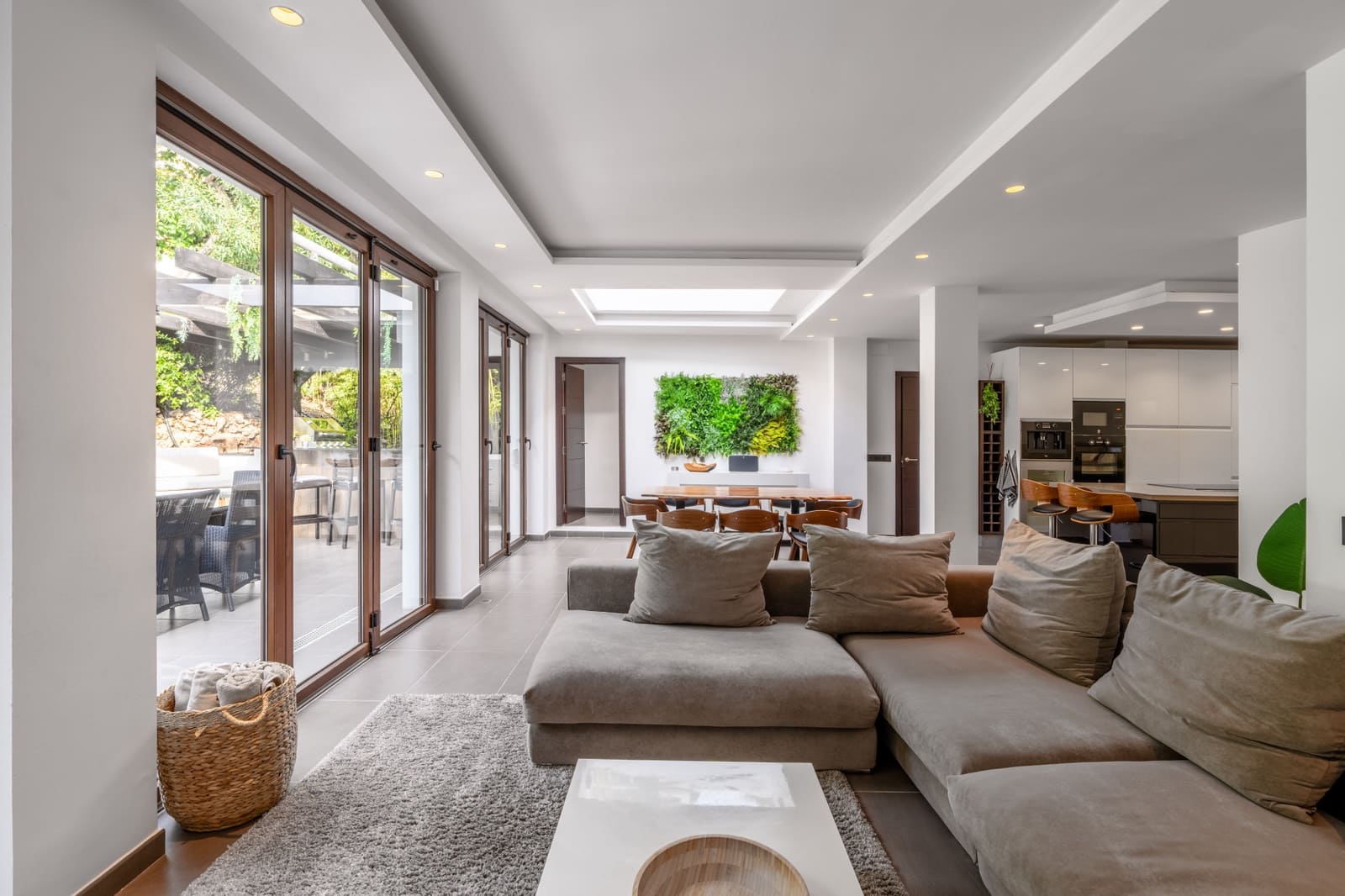 5 bedroom Villa for sale in Marbella with pool - € 2,395,000 (Ref: 9616552)