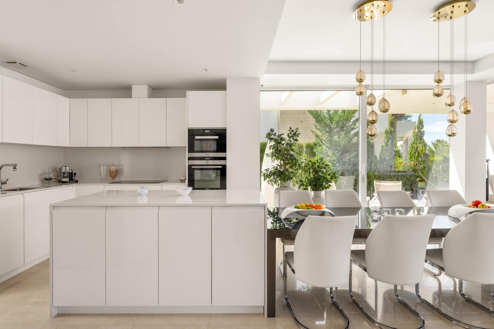 3 sypialnia Willa na sprzedaż w Marbella z basenem garażem - 2 145 000 € (Ref: 9616553)