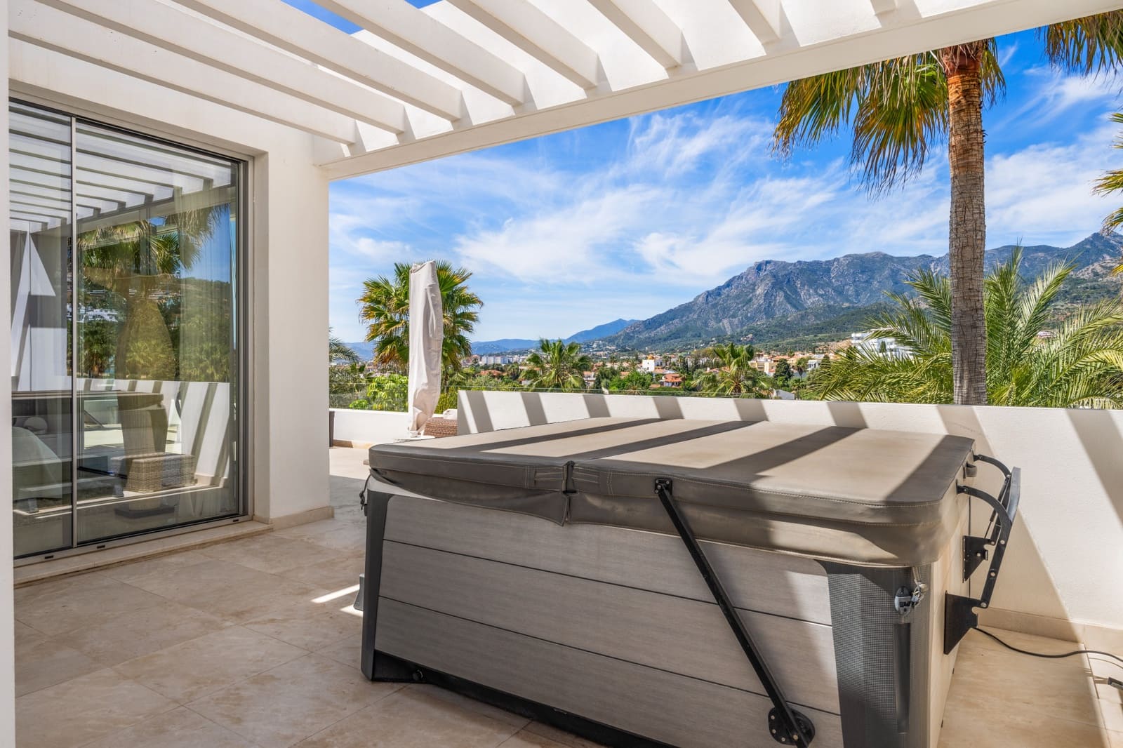 3 sypialnia Willa na sprzedaż w Marbella z basenem garażem - 2 145 000 € (Ref: 9616553)