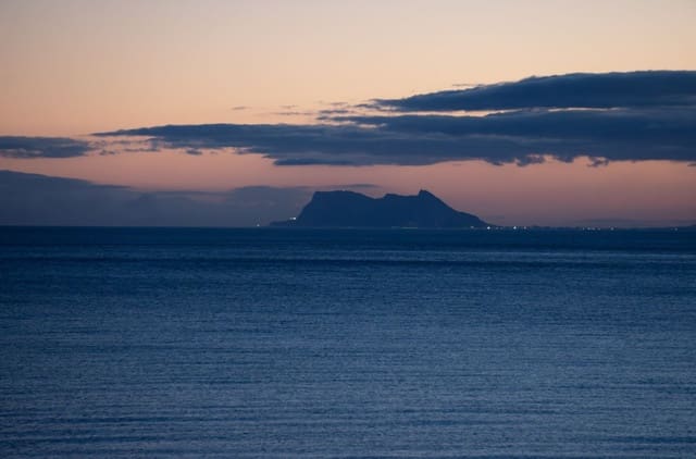 2 soverom Penthouse til salgs i Estepona med garasje - € 1 200 000 (Ref: 9616558)