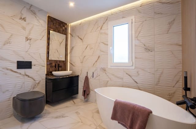 2 soverom Penthouse til salgs i Estepona med garasje - € 1 200 000 (Ref: 9616558)