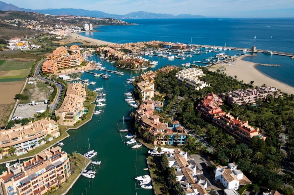 4 bedroom Villa for sale in Sotogrande with pool garage - € 1,385,000 (Ref: 9616579)