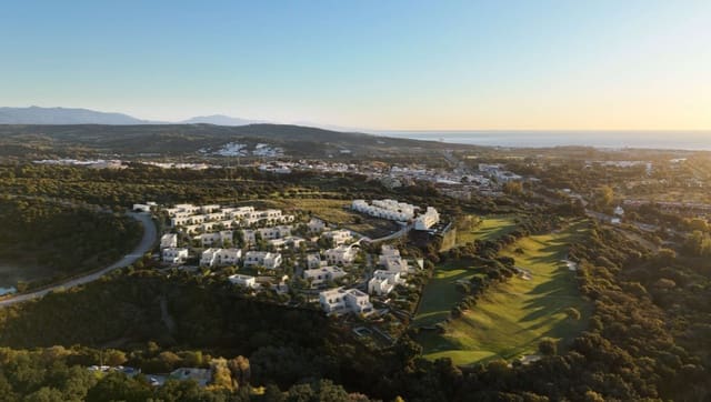 Chalet de 4 habitaciones en Sotogrande Alto, San Roque en venta con piscina garaje - 1.385.000 € (Ref: 9616579)