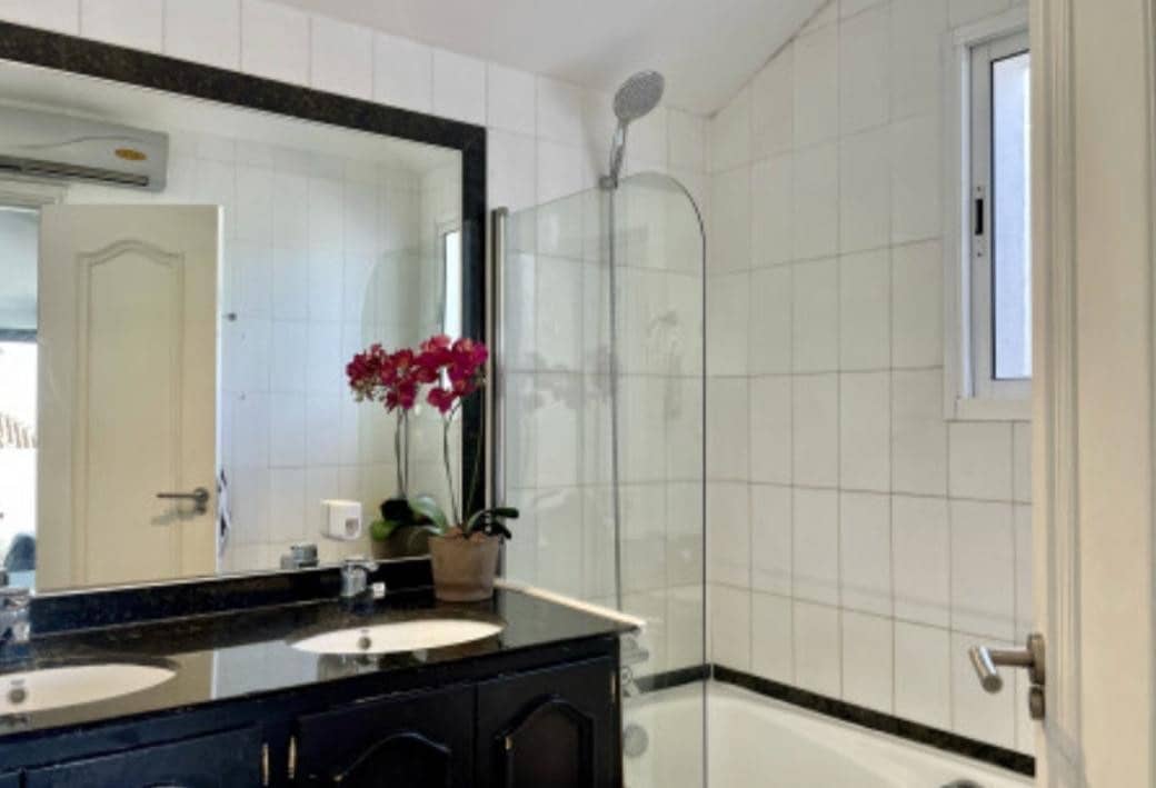 2 makuuhuone Kattohuoneisto myytävänä paikassa Marbella mukana uima-altaan 
autotalli - 650 000 € (Ref: 9616581)