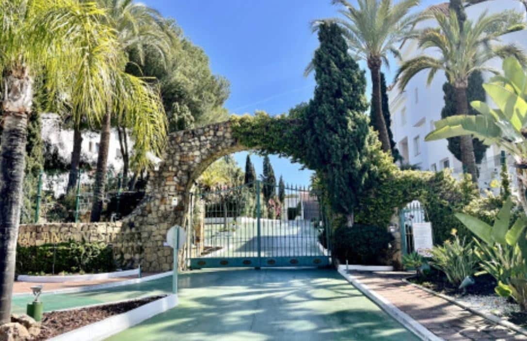 2 makuuhuone Kattohuoneisto myytävänä paikassa Marbella mukana uima-altaan 
autotalli - 650 000 € (Ref: 9616581)