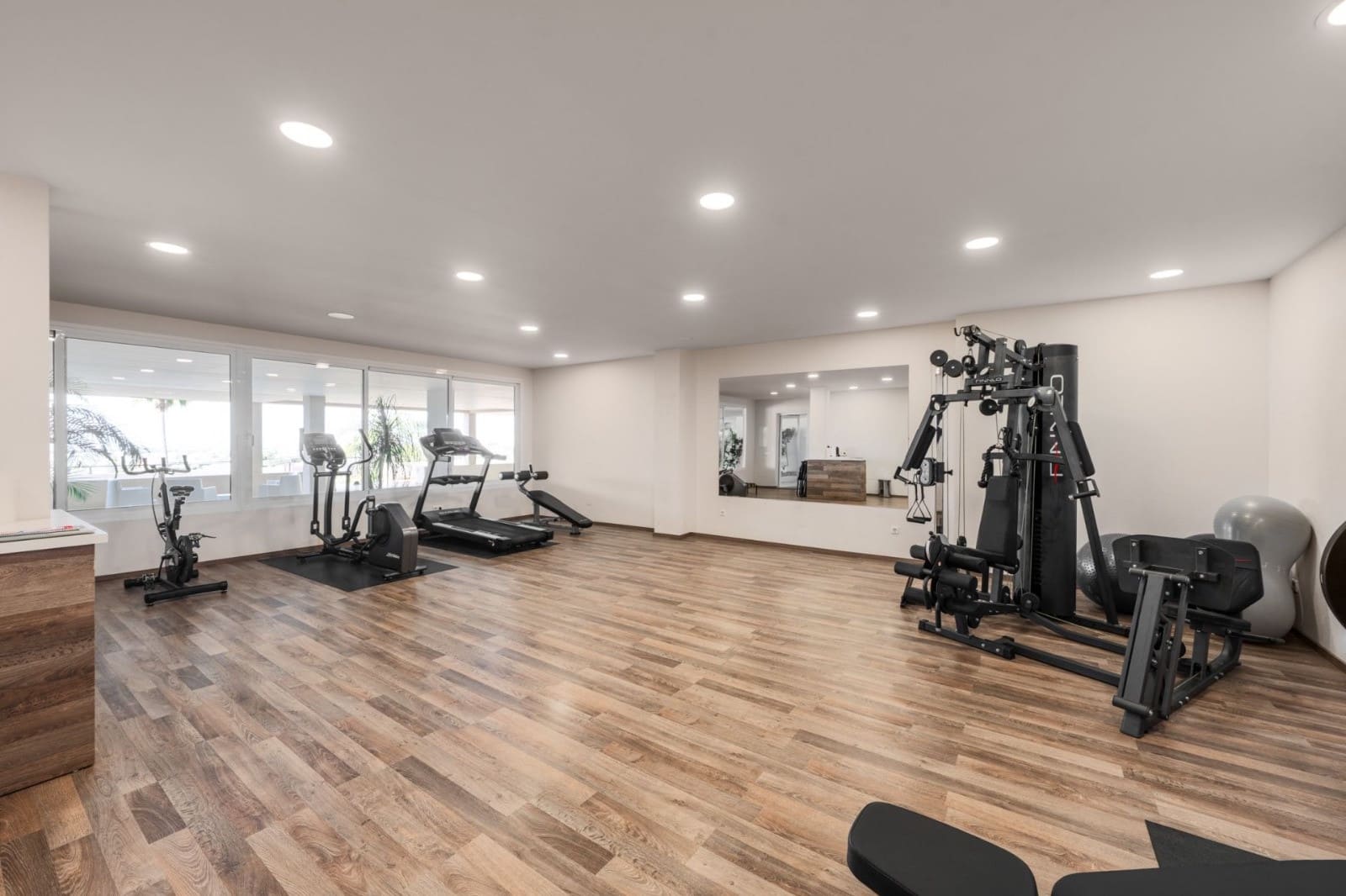 4 bedroom Penthouse for sale in Marbella with pool garage - € 2,295,000 (Ref: 9616595)