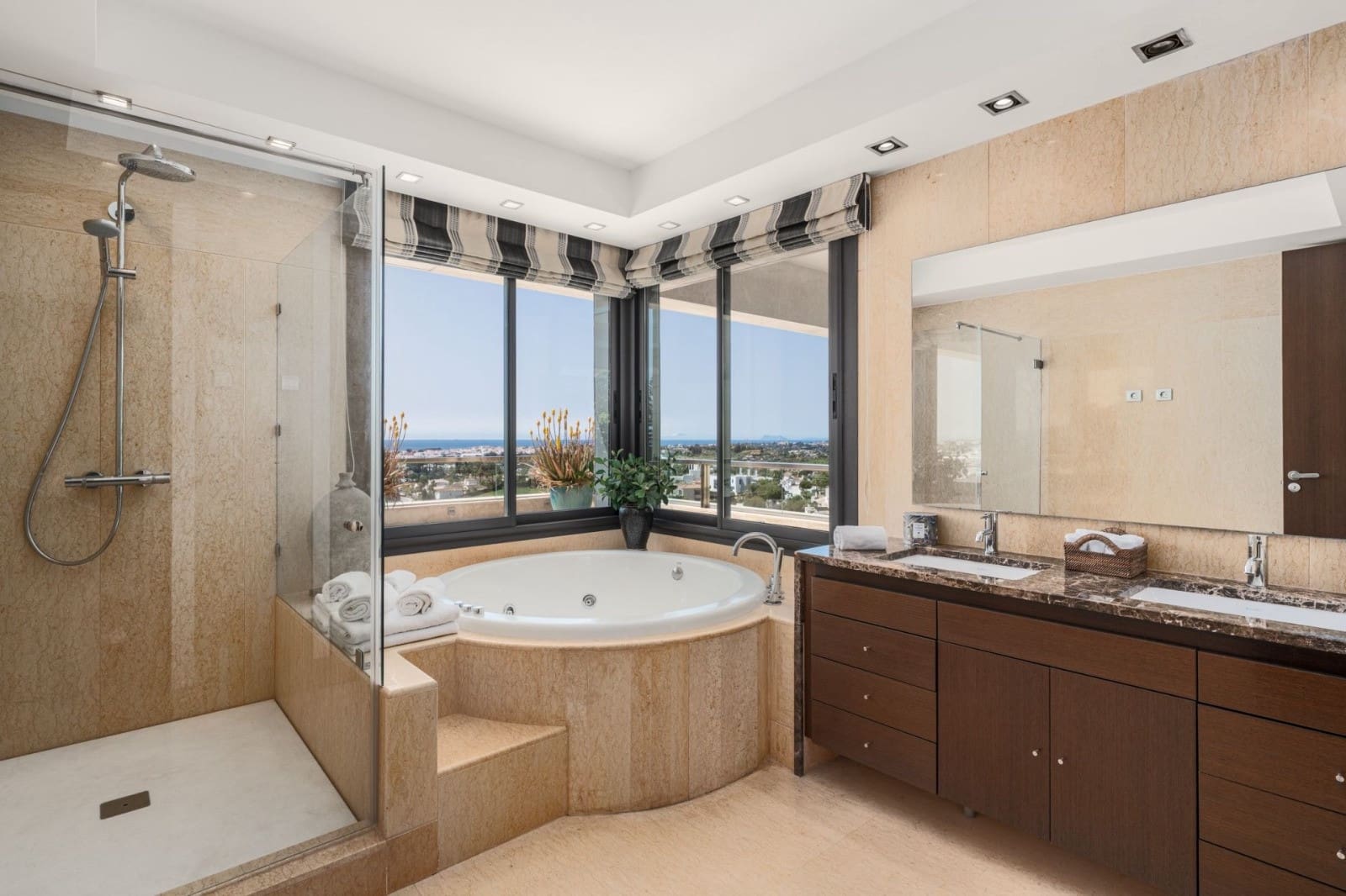 4 bedroom Penthouse for sale in Marbella with pool garage - € 2,295,000 (Ref: 9616595)