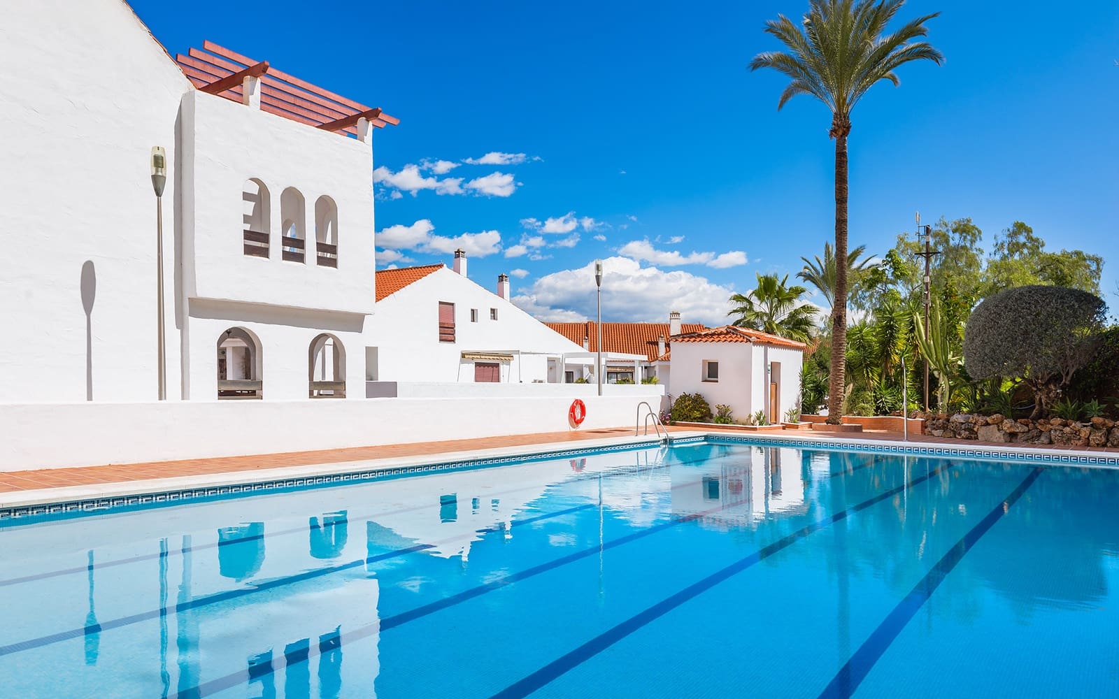 Apartamento de 2 habitaciones en Marbella en venta con piscina garaje - 670.000 € (Ref: 9616604)